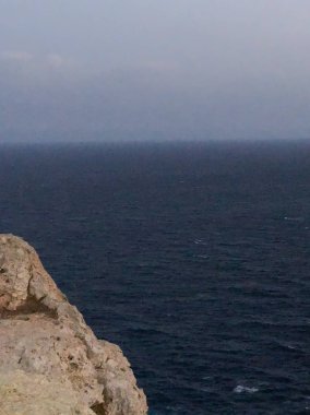 Kıbrıs sahil, güneşli bir günde güzel bir kayalık sahil şeridi üzerinde popüler bir yer