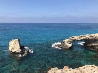 Kıbrıs sahil, güneşli bir günde güzel bir kayalık sahil şeridi üzerinde popüler bir yer
