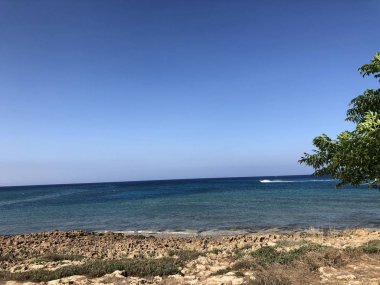 Sıcak yaz Kıbrıs Adası Akdeniz kıyılarının parlak mavi suda yüzen tekne