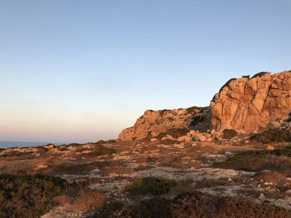 Sol Sale Desde Detrás Las Montañas Horizonte Costa Del Mar — Foto de Stock