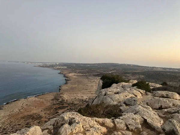 Sol Sale Desde Detrás Las Montañas Horizonte Costa Del Mar — Foto de Stock