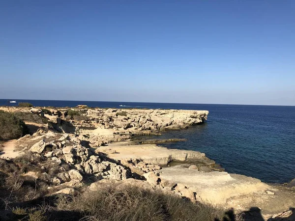 Lugar Popular Costa Chipre Una Hermosa Costa Rocosa Día Soleado — Foto de Stock