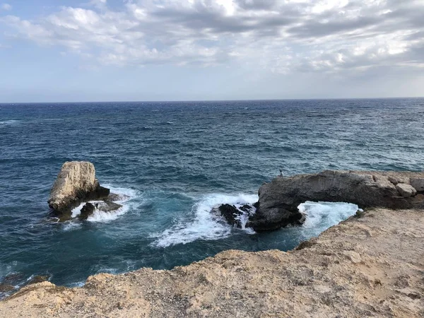 Lugar Popular Costa Chipre Una Hermosa Costa Rocosa Día Soleado — Foto de Stock