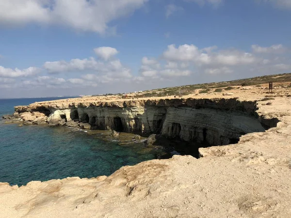 Lugar Popular Costa Chipre Una Hermosa Costa Rocosa Día Soleado — Foto de Stock