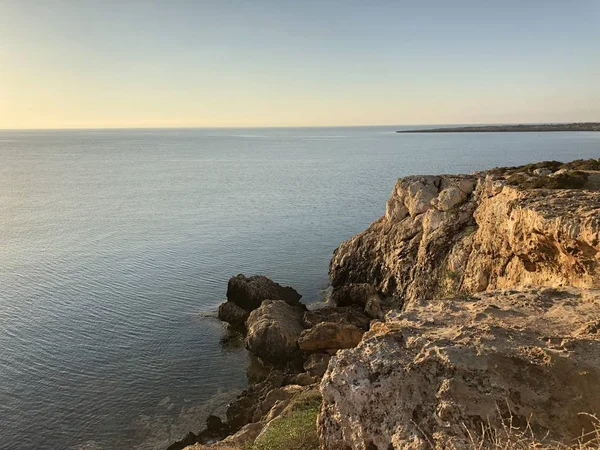 Zon Stijgt Wordt Gezien Van Achter Bergen Aan Horizon Kustlijn — Stockfoto