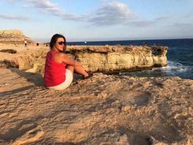 popüler bir yer Kıbrıs sahil kıyısında pembe bir t-shirt açık tenli genç kadın