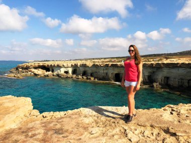 popüler bir yer Kıbrıs sahil kıyısında pembe bir t-shirt açık tenli genç kadın