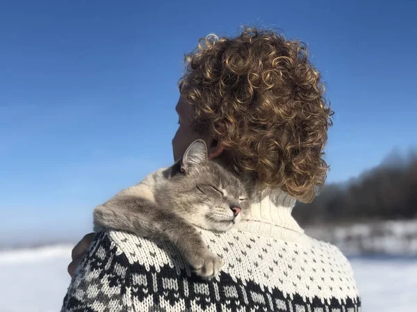 고양이 사랑과 헌신으로 남자의 어깨를 고양이 그것의 소유자에 — 스톡 사진