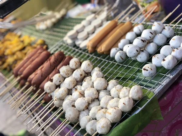 Thai éjszakai piac nemzeti étel: sült hal, sushi, rizs, édesség, nyárs, sushi, tenger gyümölcsei — Stock Fotó