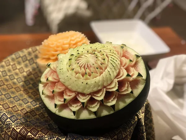 Corte decorativo em legumes e frutas na forma de uma flor — Fotografia de Stock