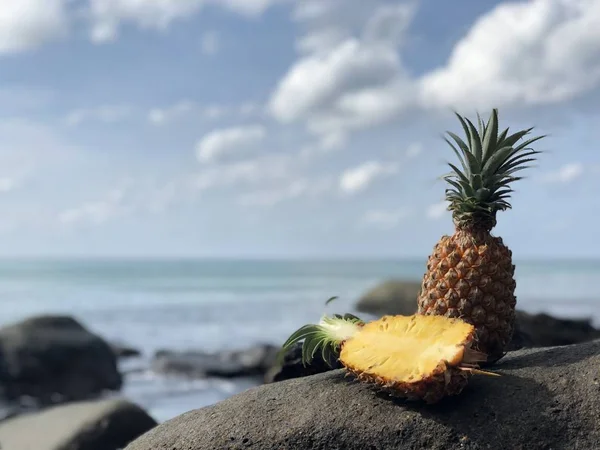 Saftiga färska thailändska frukter ananas på en sten mot havet på eftermiddagen — Stockfoto
