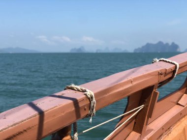 gemi kurulu sınırsız deniz, mavi gökyüzü güneşli bir arka plan üzerinde kahverengi panoları yapılır