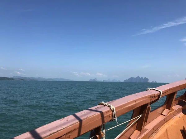 A placa do navio é feita de placas marrons no fundo do mar sem limites, céu azul em um dia ensolarado — Fotografia de Stock