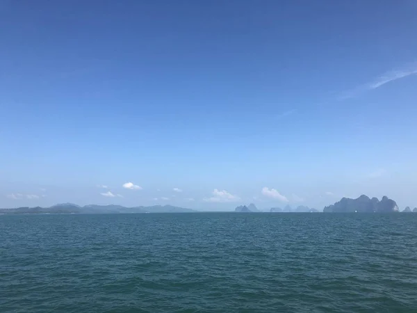 Ilhas Tailândia perto de Phuket no mar aberto em um dia claro sem pessoas — Fotografia de Stock