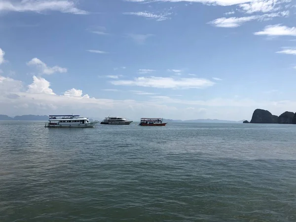 Ilhas Tailândia perto de Phuket no mar aberto em um dia claro sem pessoas — Fotografia de Stock