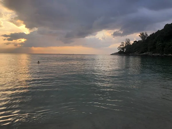 Speciale zingen zilver zand en de kustlijn van Karon strand in Phuket Thailand bij late zonsondergang — Stockfoto