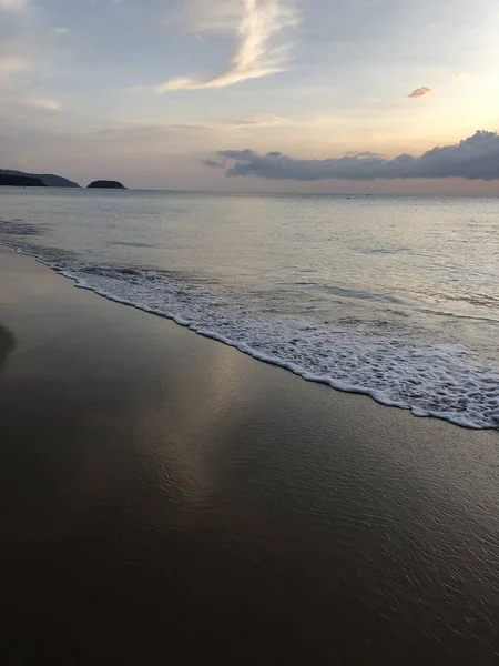 Especial cantando areia de prata e do litoral de Karon praia em Phuket Tailândia no final do pôr do sol — Fotografia de Stock