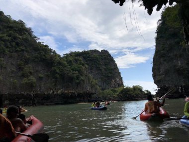 açık bir günde 2018 Kasım ayında Tayland benzersiz Adaları arasında bir şişme tekne yüzme turistler