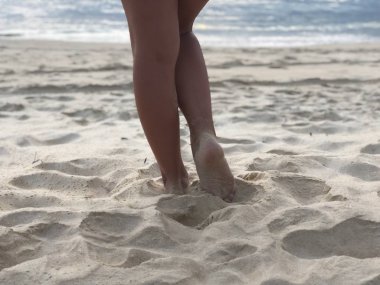 deniz ve altın günbatımı, zevk ve uyum duygusu arka planda Phuket benzersiz Karon plajının beyaz ince kum seksi kadın bronzlaşmış bacaklar