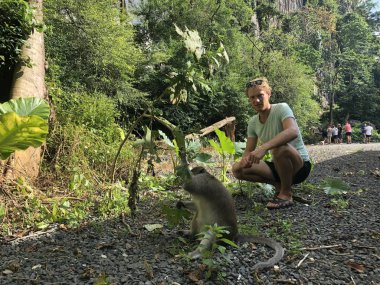 deniz ve altın günbatımı, zevk ve uyum duygusu arka planda Phuket benzersiz Karon plajının beyaz ince kum seksi kadın bronzlaşmış bacaklar