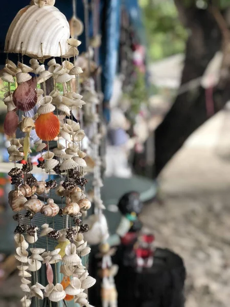 Hängende handgefertigte Dekoration von Muscheln in Thailand, marine Dekor — Stockfoto