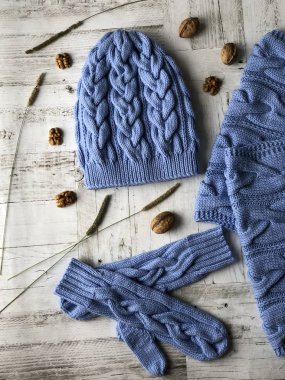 mavi el örgüseti: şapka, eldiven, portakal, kuru ve yabani gül meyveleri, badem, otlar ile eşarp.