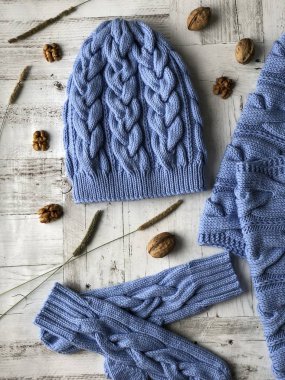 mavi el örgüseti: şapka, eldiven, portakal, kuru ve yabani gül meyveleri, badem, otlar ile eşarp.