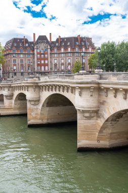 Paris, arka plan quai tipik binalar ile Pont-Neuf Panoraması de Conti 
