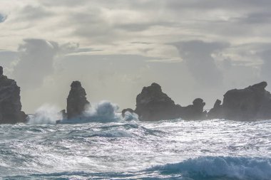 gün batımı ve fırtınalı dalgalar kayalık uçurum, güçlü su sıçramalarına, Guadeloupe, panorama pointe des Chateaux adlı