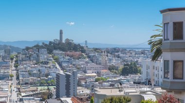 San Francisco, Lombard Street, Rus Hill, Coit kulesi ve Oakland Körfezi Köprüsü arka planda 