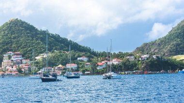     Terre-de-Haut Adası Guadeloupe, tipik evleri Panoraması, Yelkenli ile Bay harbor 
