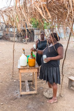 Sao Tome ve Principe, palm şarap şişeleri de yol, bir köy satan kadınlar