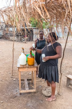 Sao Tome ve Principe, palm şarap şişeleri de yol, bir köy satan kadınlar
