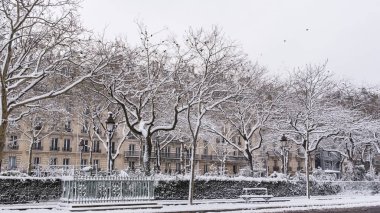     Kar altında Paris, kışın güzel bina cephe 