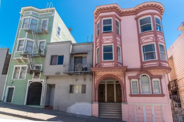     San Francisco, Telegraph Hill, eğimli sokak tipik renkli evleri 