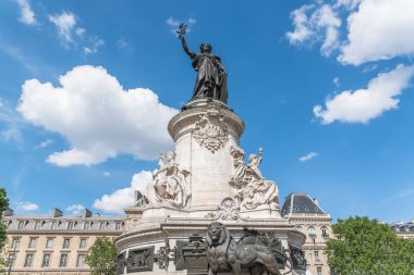     Paris, güzel Cumhuriyeti yerine, Merkezi, arka planda tipik binalar 