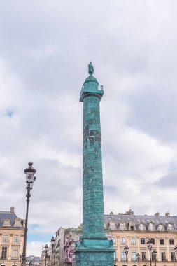     Paris, arka planda yer Vendome, sütun ve güzel binalar 
