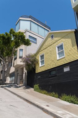     San Francisco, Telegraph Hill, eğimli sokak tipik renkli evleri 