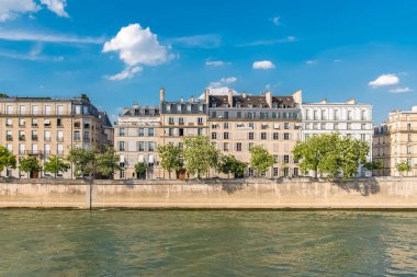     Paris, Ile saint-louis ve quai d'Orleans, tipik cepheler ve quays bahar görünümü 