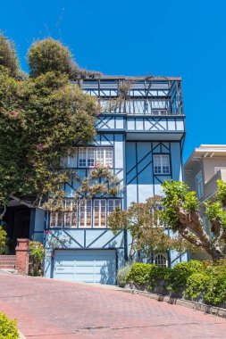     San Francisco, ünlü Lombard Street, Rus Hill, Coit ile sokakta sarma arka planda kule 