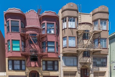     San Francisco, Yangın merdivenler açık havada tipik renkli evler 