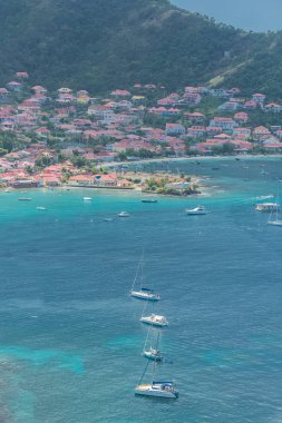     Guadeloupe, Saintes adaların tipik güzel deniz manzarası koyda Yelkenli evler. 