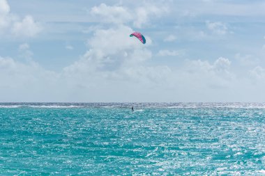 Guadeloupe, kitesurfer Okyanusu günbatımı üzerinde Beach