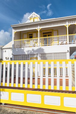     Marie-Galante Adası Guadeloupe'tipik sarı evde 