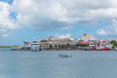 Guadeloupe, Pointe Pitre şehir, denizden, arka planda Massabielle Kilisesi ile Liman Panoraması