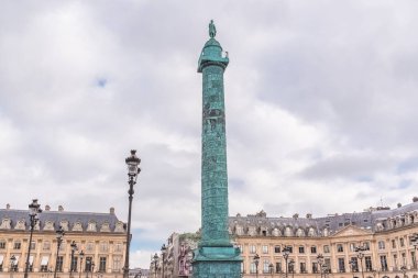     Paris, arka planda yer Vendome, sütun ve güzel binalar 