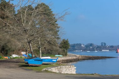     Ile-aux-Moines Brittany, kış mavi tekneler sahilde koymak. 
