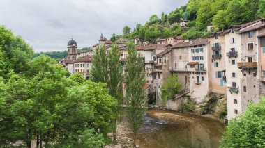     Pont-en-Royans Vercors, Fransa Nehri cliff üzerinde inşa tipik renkli evler içinde 