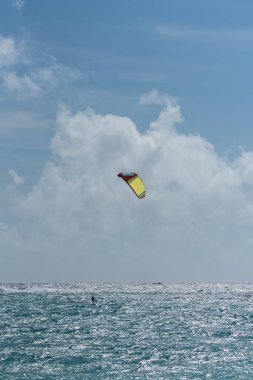 Guadeloupe, kitesurfer Okyanusu günbatımı üzerinde Beach