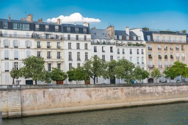     Paris, Ile saint-louis ve quai d'Orleans, tipik cepheler ve quays bahar görünümü 